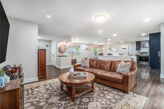 living area with dark wood-style floors, recessed lighting, and baseboards