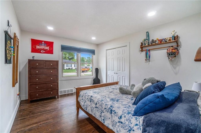 bedroom featuring dark wood finished floors, baseboards, recessed lighting, and a closet