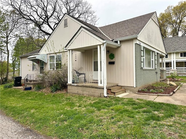 11305 E Winner Rd, Independence, MO 64052 - bungalow-style home featuring a shingled roof and a front lawn