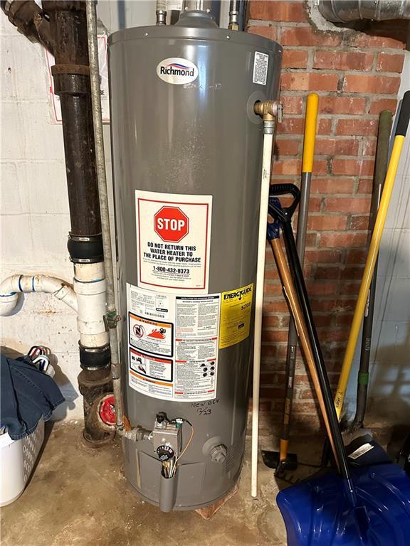 11305 E Winner Rd, Independence, MO 64052 - utility room featuring gas water heater