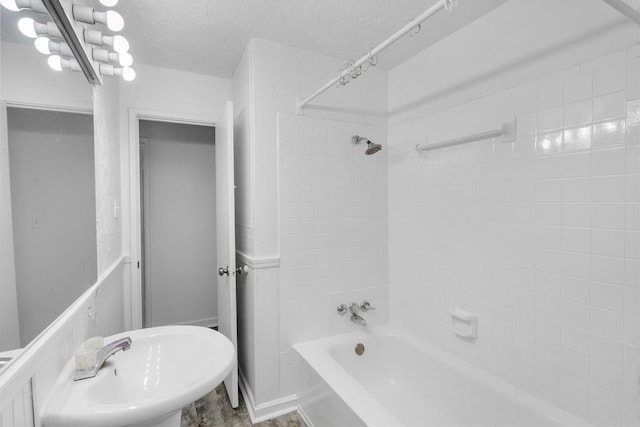 2729 S 52nd St, Kansas City, KS 66106 - bathroom featuring bathing tub / shower combination, a sink, and a textured ceiling
