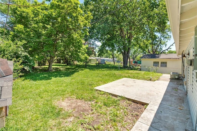 2729 S 52nd St, Kansas City, KS 66106 - view of yard with a patio area