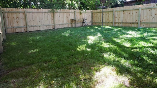 2243 Spruce Ave, Kansas City, MO 64127 - view of yard