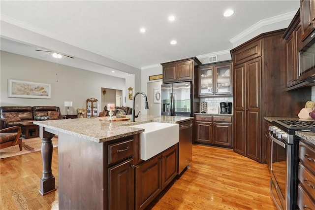 17311 Blue Moon Ln, Tonganoxie, KS 66086 - kitchen featuring stainless steel appliances, a sink, a breakfast bar, open floor plan, and recessed lighting