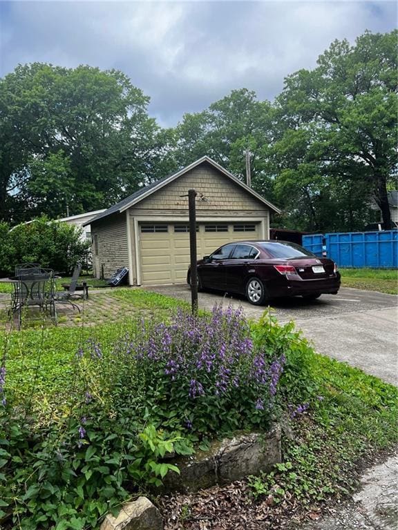 315 W 4th St, Ottawa, KS 66067 - view of side of home with a detached garage