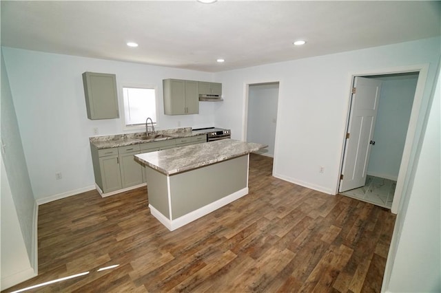 kitchen with a sink, gray cabinets, dark wood-type flooring, and recessed lighting