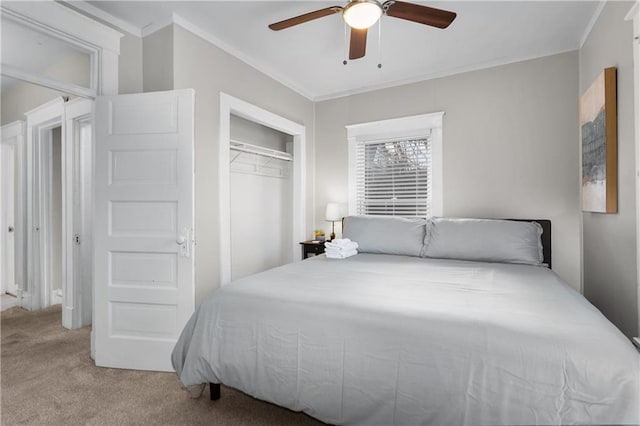 915 E 29th St, Kansas City, MO 64109 - bedroom featuring carpet floors, crown molding, a closet, and ceiling fan