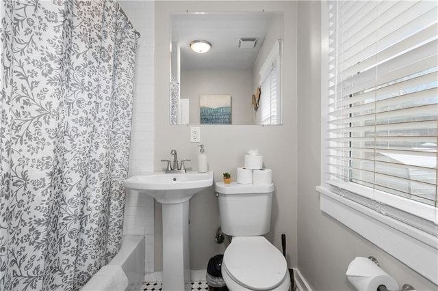 915 E 29th St, Kansas City, MO 64109 - bathroom with toilet