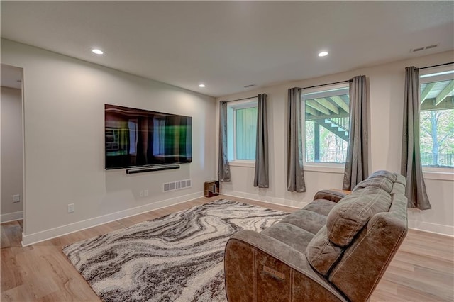 living area featuring light wood finished floors, recessed lighting, and baseboards