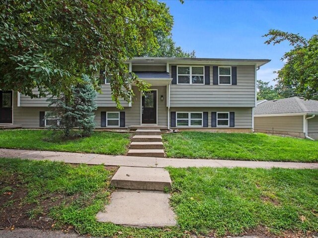 310-312 N 8th St, Leavenworth, KS 66048 - split foyer home with a front lawn