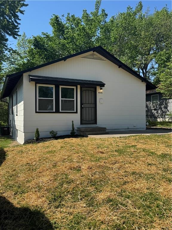 4715 E 45th St, Kansas City, MO 64130 - view of front of house featuring a front yard and cooling unit