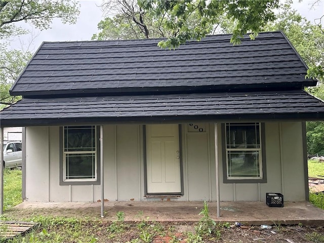 view of front of house featuring a shingled roof