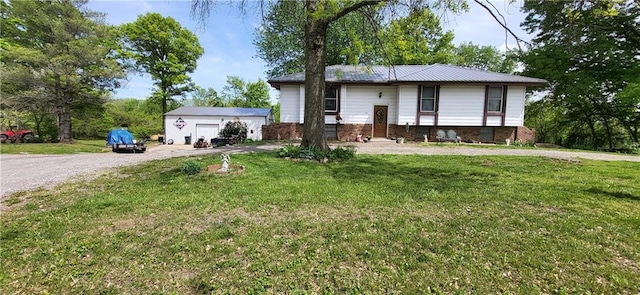 6801 SE Horseshoe Dr, Holt, MO 64048 - bi-level home featuring a detached garage, a front lawn, and brick siding