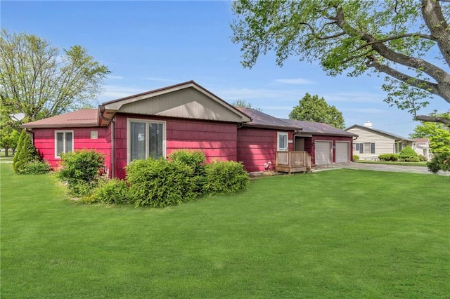 view of front facade featuring an attached garage, a front yard, and driveway