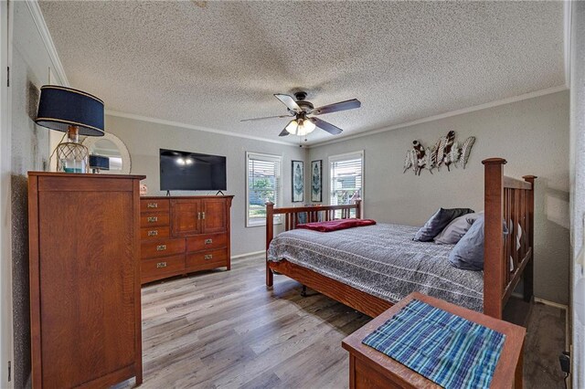 33 Lakeview Ln, Linn Valley, KS 66040 - bedroom with crown molding, light wood-style floors, a textured ceiling, and a ceiling fan