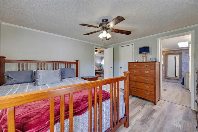 33 Lakeview Ln, Linn Valley, KS 66040 - bedroom featuring light wood-style flooring, crown molding, a textured ceiling, and a ceiling fan
