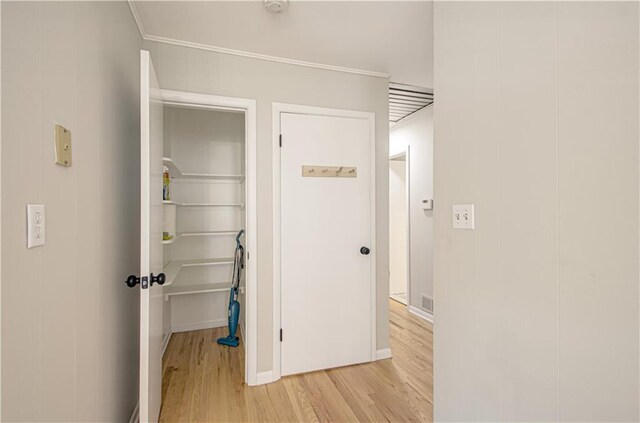 4547 Wyoming St, Kansas City, MO 64111 - corridor featuring light wood-style flooring, baseboards, and crown molding