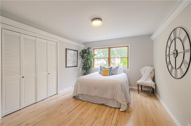 4547 Wyoming St, Kansas City, MO 64111 - bedroom with light wood-style floors, crown molding, baseboards, and a closet