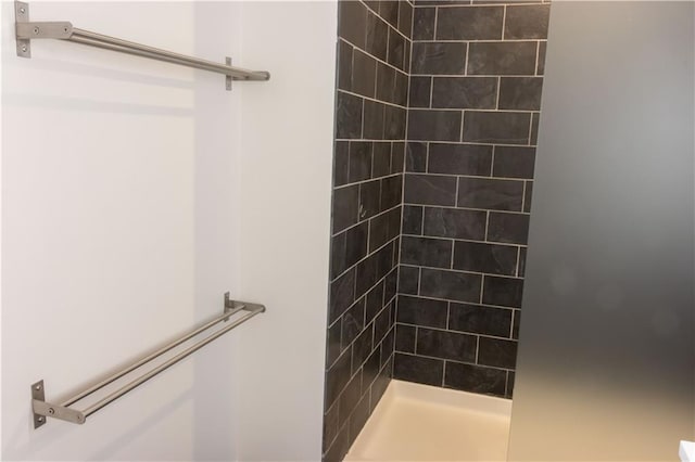 full bathroom featuring a tile shower