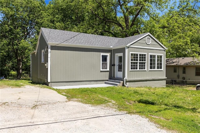 522 E Fair Ave, Independence, MO 64055 - ranch-style home with entry steps, a shingled roof, and a front yard