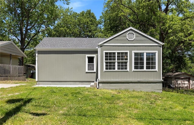 522 E Fair Ave, Independence, MO 64055 - back of house featuring a yard and a shingled roof