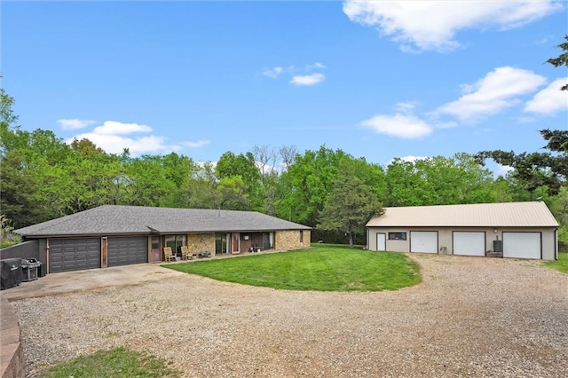 ranch-style house featuring dirt driveway, a front yard, a garage, and view of wooded area