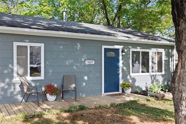 entrance to property with a shingled roof