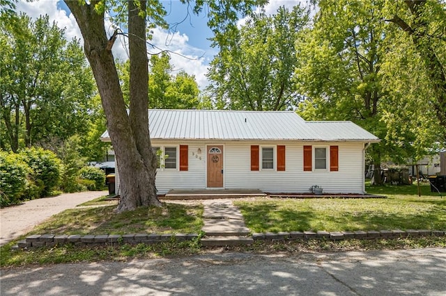 906 W Pearl St, Savannah, MO 64485 - single story home with a front lawn and metal roof