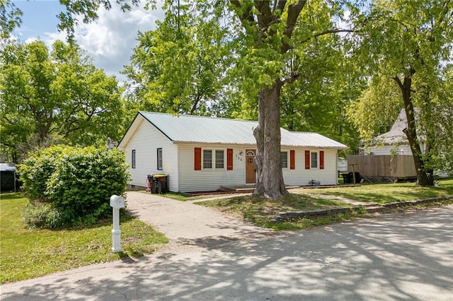 906 W Pearl St, Savannah, MO 64485 - single story home featuring metal roof and a front yard