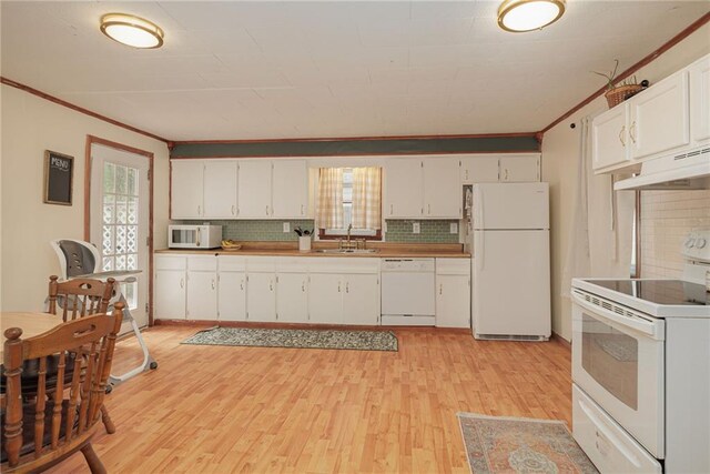 906 W Pearl St, Savannah, MO 64485 - kitchen featuring white appliances, under cabinet range hood, a sink, crown molding, and tasteful backsplash