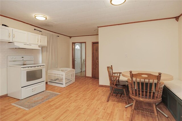 906 W Pearl St, Savannah, MO 64485 - kitchen with electric range, under cabinet range hood, light wood-style floors, white cabinetry, and crown molding