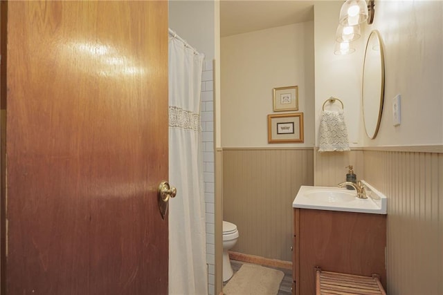 906 W Pearl St, Savannah, MO 64485 - full bath featuring wainscoting, toilet, and vanity