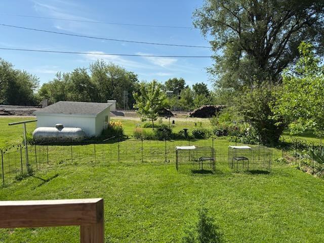 view of yard featuring an outdoor structure and a shed