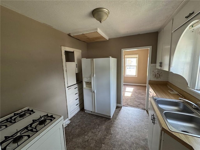 2544 S Overton Ave, Independence, MO 64052 - kitchen with white appliances, a sink, a textured ceiling, and light countertops