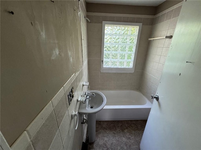 2544 S Overton Ave, Independence, MO 64052 - full bath featuring shower / bathtub combination