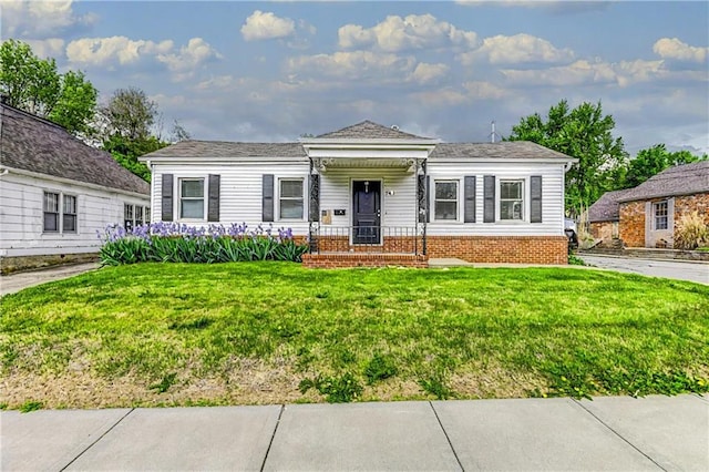 view of front of property featuring a front lawn