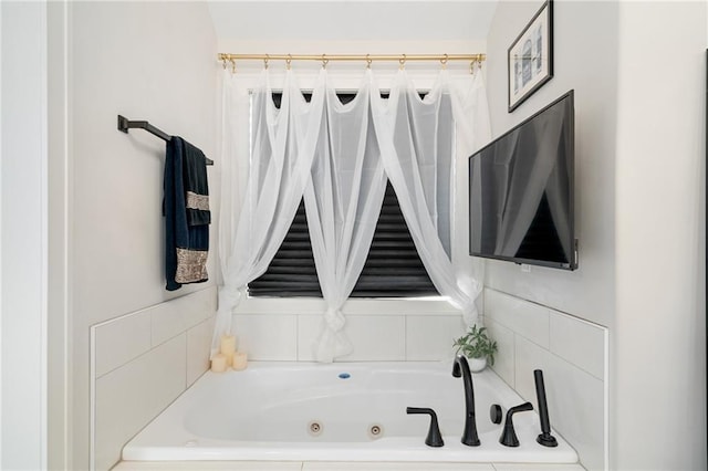 18873 W 168th Ter, Olathe, KS 66062 - full bath featuring a jetted tub
