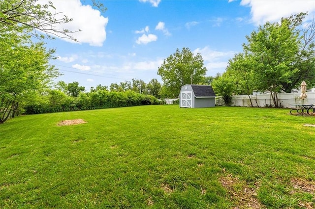 view of yard featuring an outbuilding