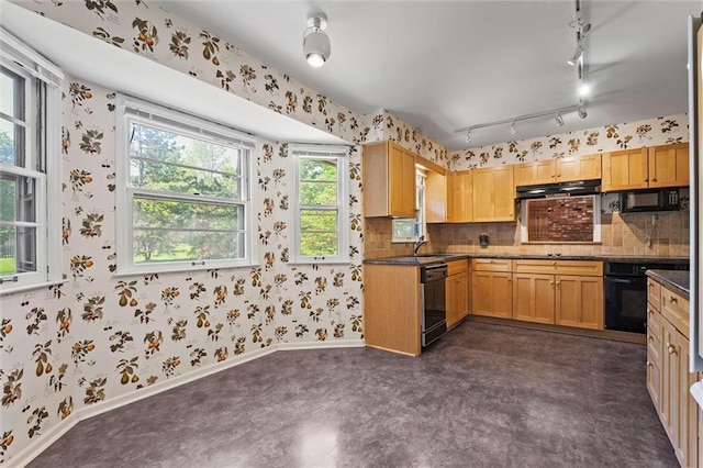 5811 W 85th Ter, Overland Park, KS 66207 - kitchen featuring black appliances, wallpapered walls, under cabinet range hood, baseboards, and decorative backsplash