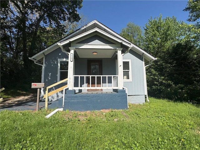 710 N Willis Ave, Independence, MO 64050 - view of front of home featuring a porch and a front lawn