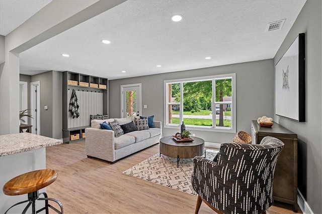 11424 W 68th Pl, Shawnee, KS 66203 - living area featuring light wood-style flooring, a textured ceiling, and recessed lighting