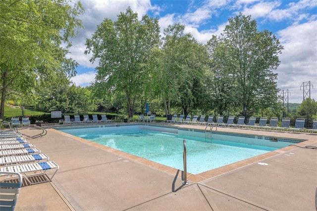 16141 Linden St, Stilwell, KS 66085 - community pool with a patio
