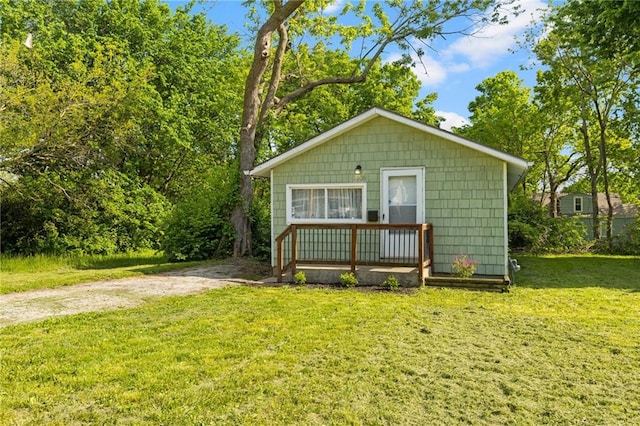 view of front of property featuring a front lawn