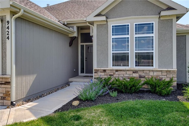 9424 N Belleview Ave, Kansas City, MO 64155 - view of exterior entry featuring a shingled roof and stone siding
