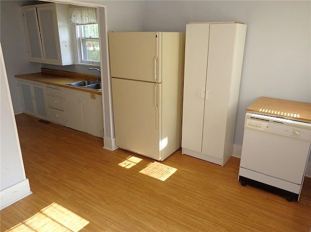 2011 S Broadway St, Pittsburg, KS 66762 - kitchen featuring white appliances, a sink, and light wood finished floors