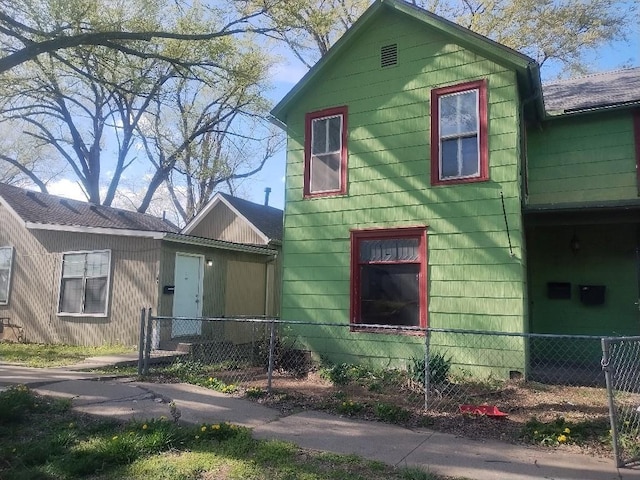 view of front facade featuring fence