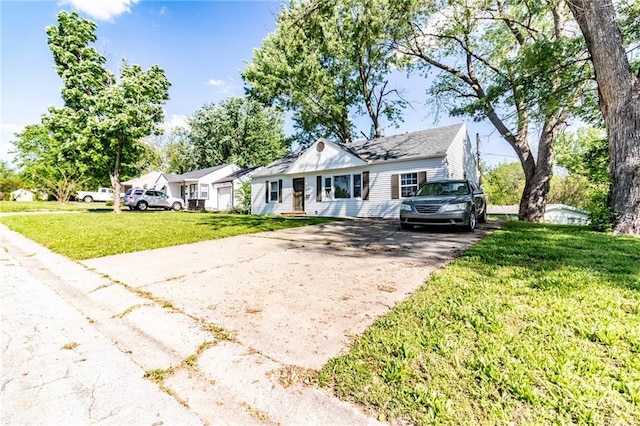 1007 Vest Dr, Warrensburg, MO 64093 - view of front facade featuring driveway and a front yard