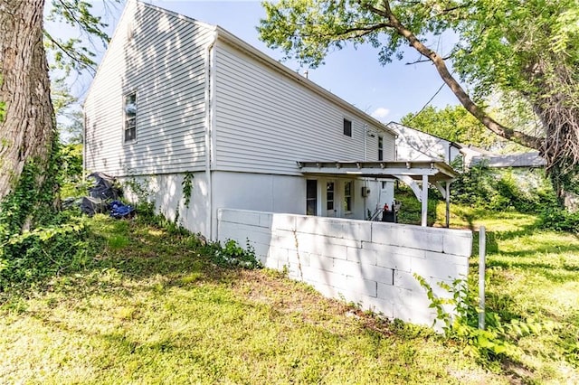 1007 Vest Dr, Warrensburg, MO 64093 - view of property exterior featuring a yard