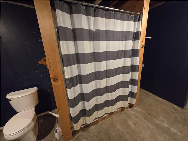 full bath featuring toilet, concrete floors, and a shower with shower curtain