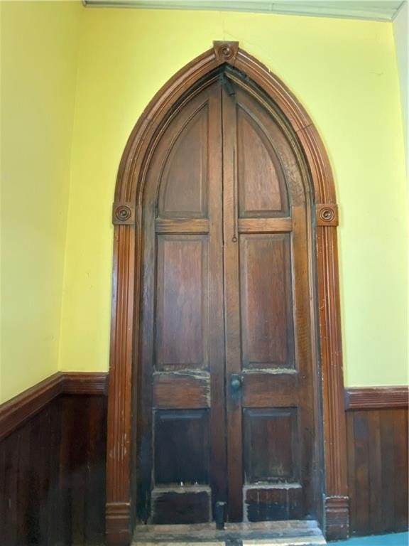 220 N 9th St, Atchison, KS 66002 - detailed view of wainscoting and wooden walls